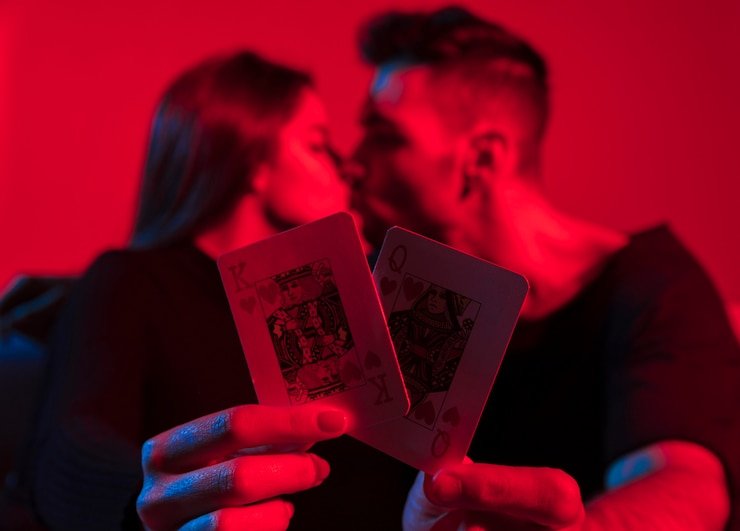 Antarmuka meja Texas Poker itupoker dengan kartu komunal jelas